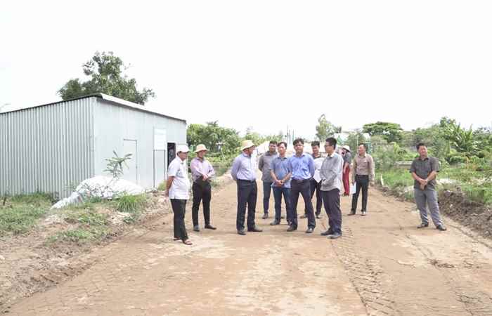 Trần Đề: Kiểm tra tiến độ thi công công trình và khảo sát các tuyến kênh bị ảnh hưởng bởi Dự án đường bộ Cao tốc